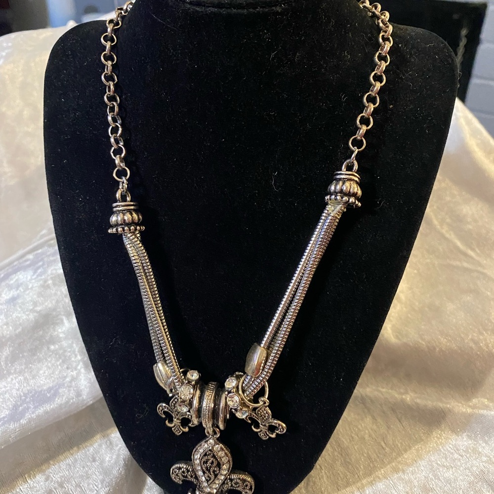 Chic Silver Fleur-de-Lis Necklace and Earring Set - Picture 5 of 11